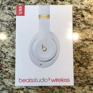 NWT Beats Studio3 Wireless Headphones in White